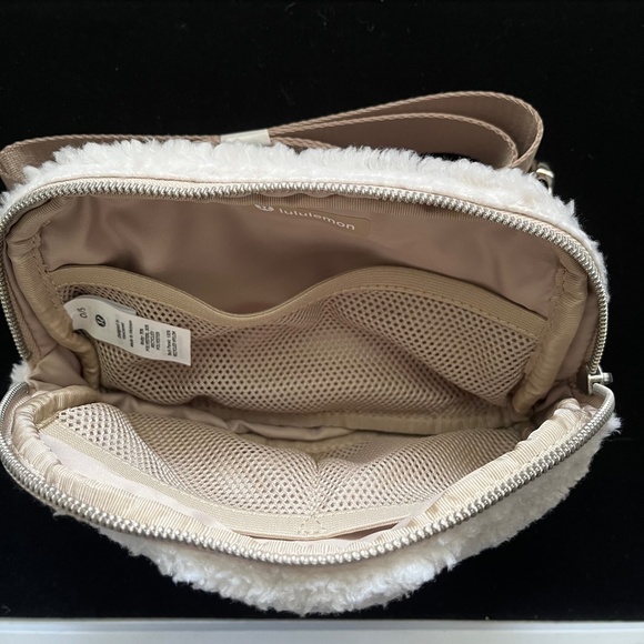 Lululemon Everywhere Fleece Belt Bag.  Ivory/Cream.  NWT - Picture 5 of 8